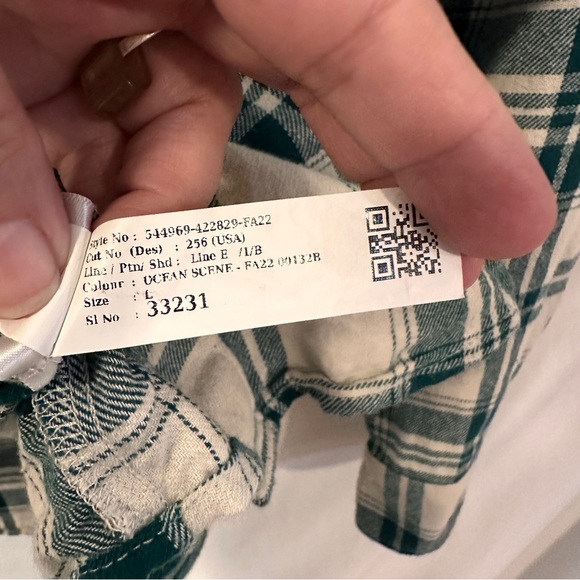 Old Navy The Boyfriend Shirt Womens Size L Green White Plaid Flannel Cozy Layer - Picture 10 of 10